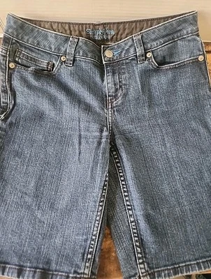 Bermuda jeans feminina Simply Vera Vera Wang lavagem média tamanho 4 9" costura interna - Imagem 1 de 4