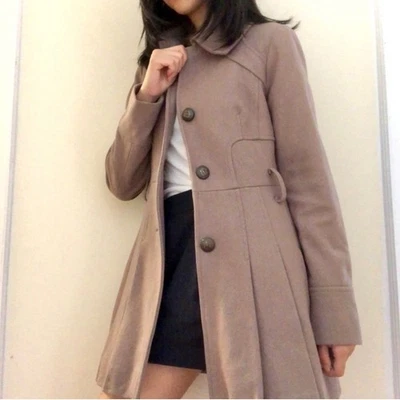 Falda plisada Guess marrón topo con cinturón bolsillos chaquetón para mujer mezcla de lana. Talla-Sm Foto 1 de 4