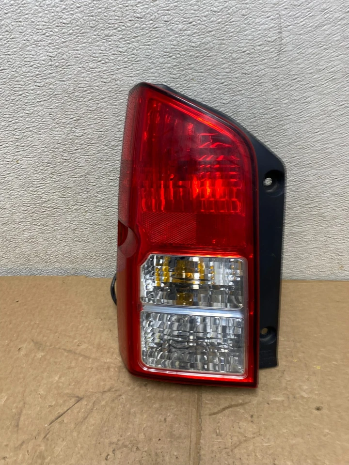 Luz trasera izquierda Nissan Pathfinder 2005 a 2012 lado izquierdo OEM V1247 DW Foto 1 de 4