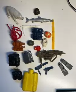 Vintage Action Force GI JOE collezione BARRACUDA CASCHI PISTOLE ZAINI GUANTO - Foto 1 di 6
