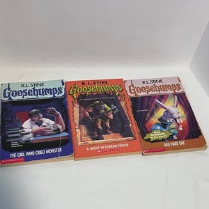 Goosebumps Book Lot of 3 The Girl Who Cried Monster Bad Hare Day R.L. Stine - Imagen 1 de 7