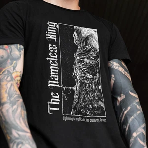 Camiseta Dark Rey sin Nombre Blanca  - Bild 1 von 12