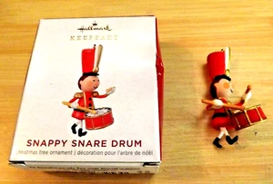 Mini adorno Hallmark Keepsake 2021 Snappy Snare baterista nuevo - Imagen 1 de 12