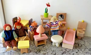 Lote mixto de muebles de madera para casa de muñecas sin marca y 4 muñecas de madera posables - Imagen 1 de 8