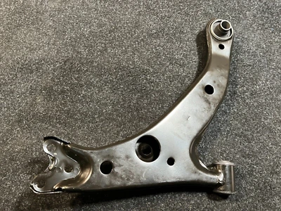 Brazo de control no ajustable de suspensión delantera Moog para Toyota Corolla 1996-2002 Foto 1 de 4