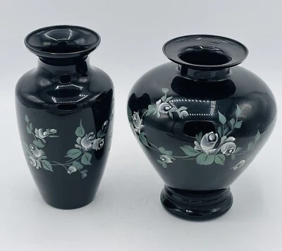 Набор из 2 черных стеклянных белых розовых ваз ручной росписи Pilgrim высотой 6° и 6,5 дюйма - Изображение 1 из 4