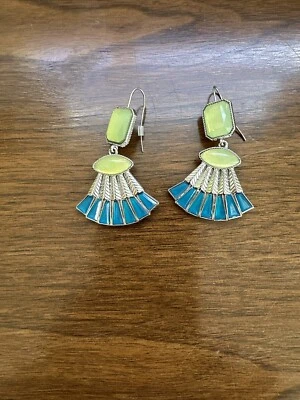 Pendientes Jessica Simpson verde perforado Foto 1 de 4