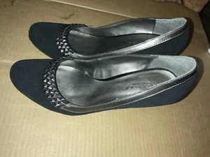 KENNETH COLE Reaction Black Suede Silver Stud Water Pyramid Pumps Shoes 10M - Picture 1 of 5