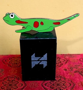 Hagen Pets Colour My World Chameleon Sculpture Medallion by Leo Schimanszky 2011 - Picture 1 of 6