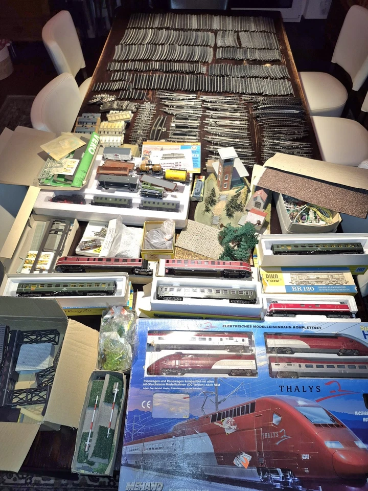 H0 Konvolut Piko Modelleisenbahn Schienen/Deko/Waggons - Bild 1 von 4