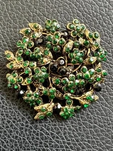 GORGEOUS 50's 5 CM WIDE CIRCULAR GOLD PLATE AURORA BOREALIS GREEN CRYSTAL BROOCH - Picture 1 of 7