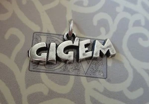 Dije Aggie Gig'em de plata esterlina 8x21 mm Texas A&M University - Imagen 1 de 9