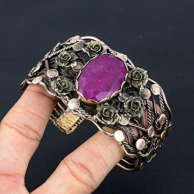 Brazalete de joyería ajustable hecho a mano con envoltura de alambre de cobre de piedras preciosas de rubí creado en laboratorio Foto 1 de 4