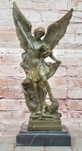 Estatua religiosa de bronce de San Miguel venciendo a Lucifer escultura firmada - Imagen 1 de 10