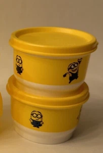 Nuevo Tupperware Minions Despicable Me Snack Tazas Juego de 2 Sellos Amarillos - Imagen 1 de 5