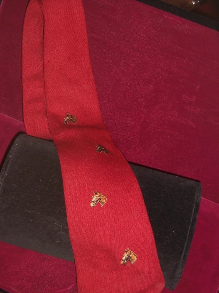 Corbata de lino rojo con caballos bordados de Shutts Asbury Park, Nueva Jersey de colección Foto 1 de 1