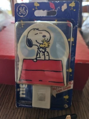 Peanuts General Electric Nite Lite: Snoopy & Woodstock On Doghouse #GE3910-SN1D Foto 1 de 4