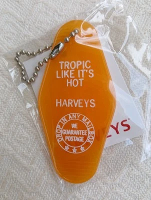 Bolsa de cinturón de seguridad Harvey's "Tropic Like Its Hot" llavero de plástico para hotel llavero con etiqueta Foto 1 de 2