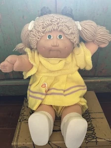 Vintage Kohl Patch Kind Mädchen Weizen Pudel Haar grüne Augen 1985 Kopfform #2 - Bild 1 von 8