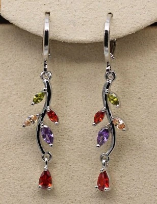 Bonitos pendientes colgantes de circonita cúbica y marquesa multicolor rellenos de oro blanco de 18 quilates Foto 1 de 4