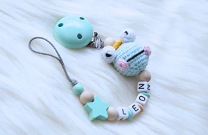 ★ Schnullerkette mit Namen Junge ★ Frosch ★ Mint Holz Weiss Häkelperle ★ Stern - Bild 1 von 3