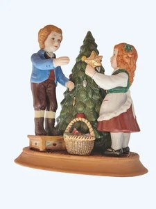 Vintage 1982 Avon Christmas Memories Limited Edition Porzellan Figur "Sharing - Bild 1 von 7