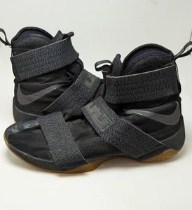 Zapatos de baloncesto para hombre Nike LeBron Soldier 10 SFG de goma negros 844378-009 talla 15 - Imagen 1 de 7