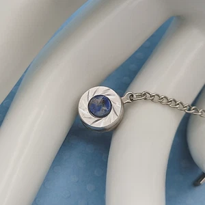 Prendedor redondo con cadena con patrón de corte de diamante tono plata centro piedra azul - Imagen 1 de 13