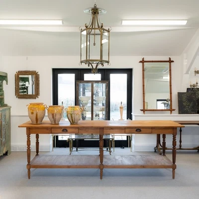 Mesa de cocina antigua francesa de pino a gran escala de 9 pies de largo Foto 1 de 4