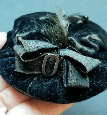 ANTIGUO SOMBRERO DE MUÑECA DE TERCIOPELO NEGRO CON HEBILLA ~ ARCO Y PLUMA SE ADAPTA A UNA MUÑECA PEQUEÑA Foto 1 de 4