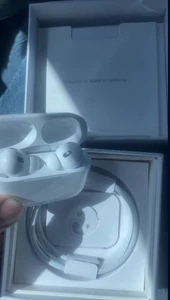AirPods Pro 2nd Generation - Photo 1 sur 3
