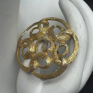 Sarah Coventry Signed Gold Tone Brooch Pin Round Swirl Textured Vintage - Picture 1 of 7
