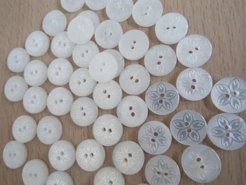 50 x Etched Flower Design Buttons 18mm White Cardigan Knits Clearance U05 - Image 1 of 1