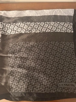 Preciosa bufanda Coach 100 % seda. Negro, gris, blanco.  "25"" x 25""" Foto 1 de 4