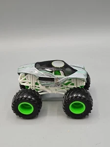 Monster Jam Alien Invasion 1:64 Scale Green Wheels Diecast Truck Spin Master - Picture 1 of 7