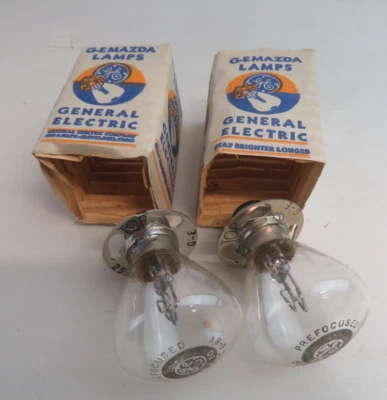 Paquete de 2 faros vintage NOS GE Mazda Nº2530 6-8V 50 y 32 Foto 1 de 4