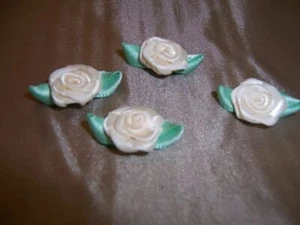 20 CINTA OFFRAY ROSAS 0,5 PULGADAS DE ANCHO BLANCO CON PEQUEÑAS HOJAS VERDES - Imagen 1 de 2