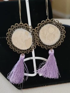Orecchini pendenti artigianali in pelle bianca stampata con nappa viola misura 3 1/4" E79 - Foto 1 di 2