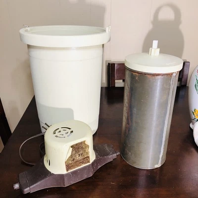 RICHMOND CEDAR WORKS  Model 71 Electric Ice Cream Maker 4quart - Image 1 of 4