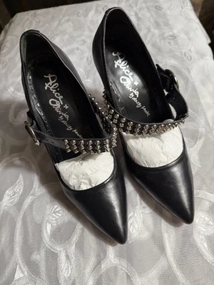 Zapatos de salón Alice & Olivia Dover con correa tachonada Foto 1 de 4