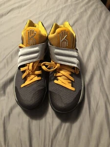 Nike Kyrie maßgeschneiderte Damen 8,5, Herren 7 - Bild 1 von 6