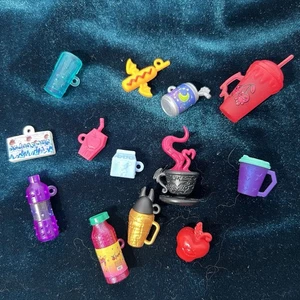 Lotto accessori bambola Monster High G3 tazze bevande cibo vari playset - Foto 1 di 5