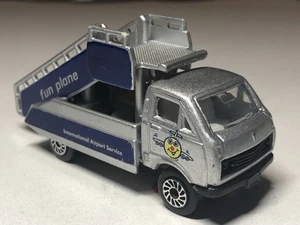 3 Zoll 1995 Toyota Hi-Ace Flughafen Flugzeug Treppe Daxiang 1/64 Diecast neuwertig lose - Bild 1 von 5