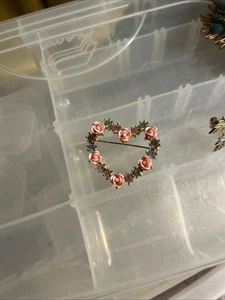 Vintage Avon JJJ Brosche in Herzform mit rosa Rosen & bunten Strasssteinen G - Bild 1 von 4