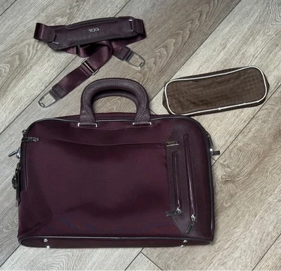 TUMI Arrive Narita Delgado Nylon/Cuero Laptop Maletín Bolso Granate Foto 1 de 4