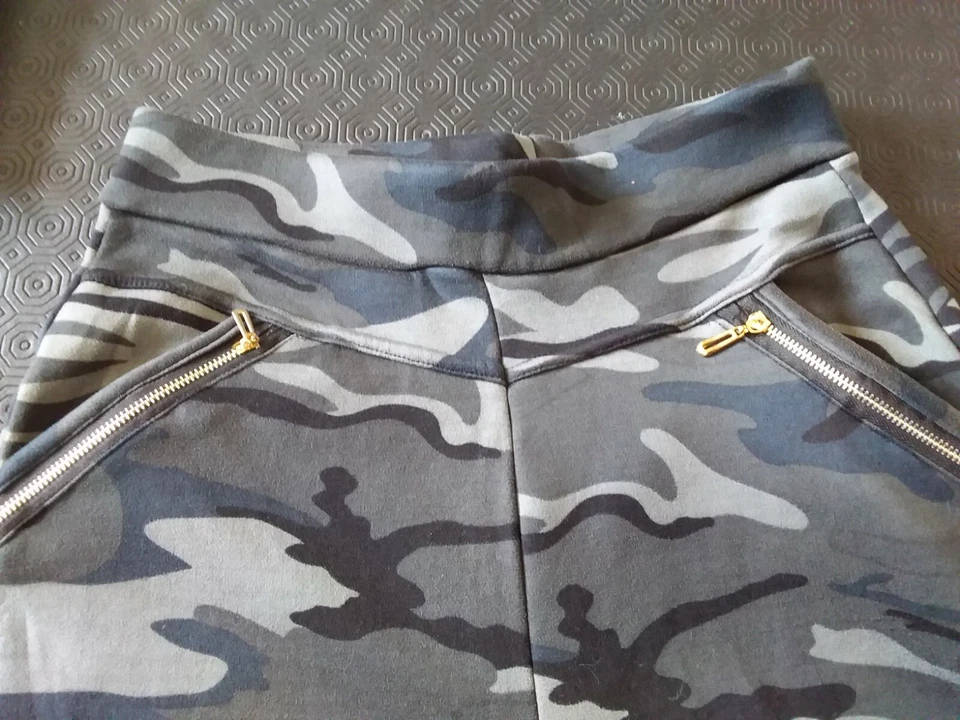 Б/у женщины камуфляж леггинсы с 2 карманами, размер S/M плюс 🎁 - Изображение 1 из 4