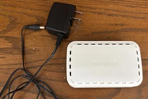 Netgear GS605v5 5 Port Gigabit Ethernet Switch w/ Power Adapter - Tested - Photo 1/4
