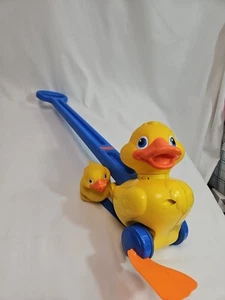 Walk 'n Waddle Duck 1998 vintage con Baby Duckling Push giocattolo con suono Fisher-Price - Foto 1 di 6