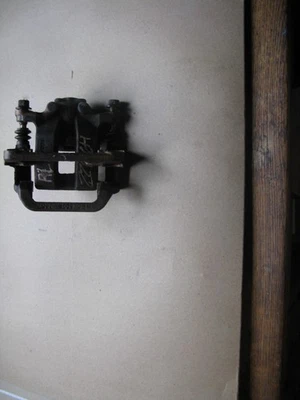 Pinza trasera izquierda vin 5 AWD OEM Nissan Rogue 2014 2015 2016 2017 2018 2019 2020 Foto 1 de 4