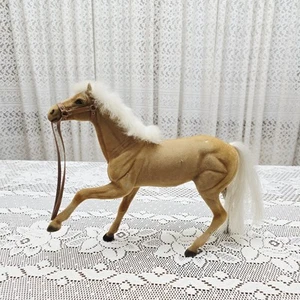Vintage beflocktes Pferd Spielzeug Figur Modell hellbraun weiße Haare Zaumzeug Zügel Kopfbedeckung - Bild 1 von 16
